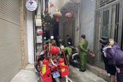 Xe máy chữa cháy lưu động tiếp cận nhanh đám cháy nằm trong ngõ nhỏ