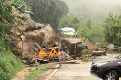 Quảng Nam: Sạt lở gần 1 nghìn khối đất đá tràn xuống đường Hồ Chí Minh