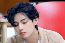 Nam thần V BTS có phẫu thuật thẩm mỹ không?