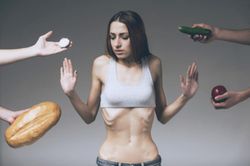 Cô gái giảm cân quá đà, ho mạnh gãy luôn 4 xương sườn