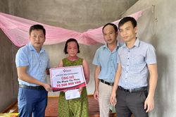 Người phụ nữ mắc bệnh lạ xúc động nhận hơn 75 triệu đồng bạn đọc ủng hộ