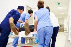 Đang ăn cơm, người đàn ông đột ngột hôn mê, đột quỵ