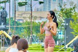 Người đẹp yoga 'gây sốt' khi diện đồ tập quyến rũ dạy học viên ở nơi công cộng