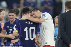 Đứng cạnh Messi, Lewandowski bỗng hóa người tầm thường