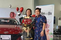 Việt Hương khiến netizen trầm trồ vì tặng xế hộp cho cấp dưới 'độc toàn thân'