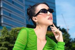 Hậu ly hôn, mẹ bỉm Hoàng Oanh không ngại 'đụng độ' Hoa hậu, mặc áo mỏng tang như không cài cúc