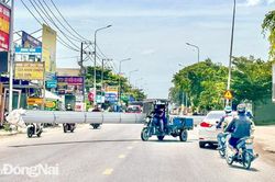 Chở tôn cồng kềnh chắn ngang đường