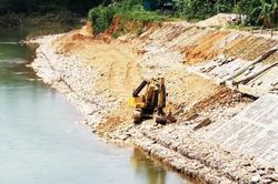 Kinh tế Xây dựng - Giao thông Đầu tư kè ứng phó sạt lở bờ sông