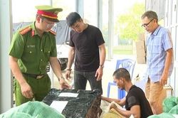 Xe chuyển phát nhanh chở nhiều hàng hóa không rõ nguồn gốc