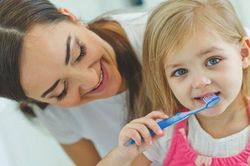 Con tôi học đánh răng từ 4-5 tháng tuổi