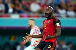 Cạn lời trước những pha bỏ lỡ cơ hội khó tin của Lukaku khiến tuyển Bỉ bị loại
