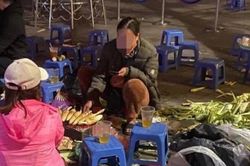 Ăn vặt ở Hồ Gươm, nhóm bạn trẻ bị 'chặt chém' 80.000 đồng cho 1 củ khoai nướng