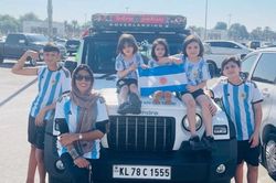 Bà mẹ 5 con lái xe hơn 3.000 km đến Qatar để xem Messi thi đấu