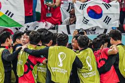 CĐV phát cuồng khi Hàn Quốc chính thức tiến vào vòng knock-out
