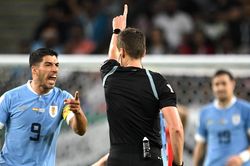 Tin nóng World Cup hôm nay 3/12: Suarez tố FIFA chống lại Uruguay
