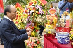 Chủ tịch nước dâng hương tưởng niệm Nữ sỹ Hồ Xuân Hương, tặng nhà tình nghĩa cho người dân huyện Quỳ