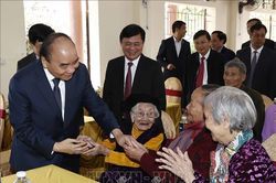 Chủ tịch nước tặng quà cho gia đình chính sách, người có công với cách mạng xã Quỳnh Đôi