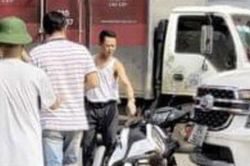 Clip: Phóng xe máy vào đầu ô tô Everest sang đường, tài xế nằm gục