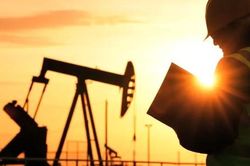 EU tiến gần tới áp giá trần 60 USD/thùng với dầu Nga