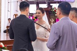Thùy Dung và bạn trai tổ chức nghi lễ tại nhà thờ, cả hai nói lời thề nguyện, trao nhau ánh mắt tình tứ