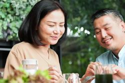 Anh trai dẫn bạn gái về giới thiệu khiến cả nhà đứng ngồi không yên