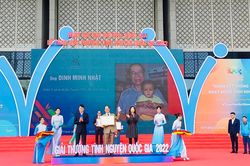 Ông Đinh Minh Nhật được nhận giải thưởng Tình nguyện Quốc gia năm 2022
