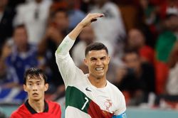HLV Santos: Ronaldo bị tiền đạo Hàn Quốc sỉ nhục
