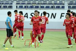 AFF Cup 2022: Tiến Dũng và Thành Chung vẫn tập riêng