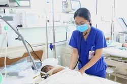 Bé 2 tuổi bị di chứng viêm màng não, liệt toàn thân sau nhiễm Adenovirus