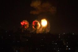 Israel không kích Dải Gaza đáp trả Hamas