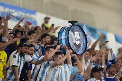 Argentina vượt qua Australia vào tứ kết