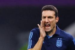 HLV Argentina ca ngợi Messi, sẵn sàng đối đầu Van Gaal tại tứ kết