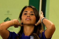 Vợ Messi 'hút mắt' fan trong ngày M10 lập kỷ lục đáng nhớ