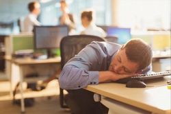 Kiện công ty vì nhận lương hơn 3 tỷ đồng/năm chỉ để ăn trưa và đọc báo