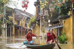 Miền Trung hứng mưa lớn dồn dập, đã có người chết và mất tích
