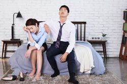 Muốn chồng tặng dây chuyền vàng, tôi chao đảo khi anh tiết lộ bí mật