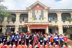 Tặng 200 suất quà cho học sinh có hoàn cảnh khó khăn xã Ia Sao