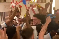 Dàn sao tuyển Anh 'quẩy' tưng bừng cùng fan sau trận thắng Senegal