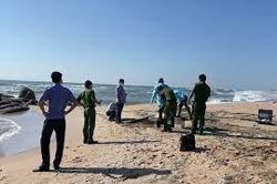 Hai thi thể phân hủy trôi vào bờ biển Quảng Nam