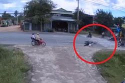 Clip: Phóng xe máy 'xé gió' tông văng xe sang đường, tài xế rước họa vào thân