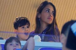 Bà xã của Messi bị chụp trộm trên khán đài vẫn được khen vì quá xinh đẹp và quyến rũ