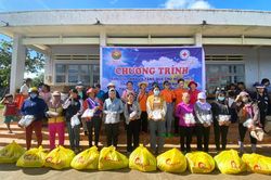 Bàn giao nhà và tặng hơn 1.000 suất quà cho người nghèo, trẻ em huyện Chư Prông