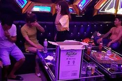 Nhiều nam, nữ vào quán karaoke để phê ma túy