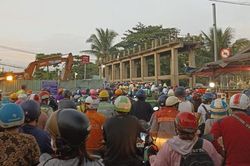 TP.Thủ Đức: Sửa chữa cầu cống đập Rạch Chiếc dẫn đến kẹt xe nghiêm trọng