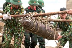 Phú Thọ: Phát hiện quả bom nặng hơn 100kg dưới chân cầu Văn Lang