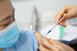 Sáng 5/12: Gần 60 ca COVID-19 đang thở máy, oxy; hàng chục tỉnh, thành tiêm vaccine thấp