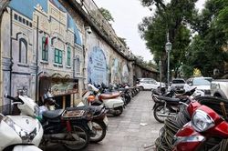 Phố bích họa Phùng Hưng nhếch nhác, xuống cấp sau 5 năm hoạt động