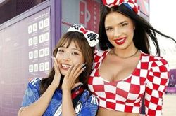 Người mẫu Croatia mặc gợi cảm xem World Cup bất chấp chỉ trích