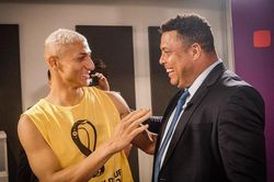 Richarlison gạt nước mắt khi gặp Ronaldo 'béo'
