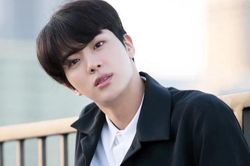 Nghe những bài hát solo hay nhất của Jin nhân sinh nhật anh cả BTS